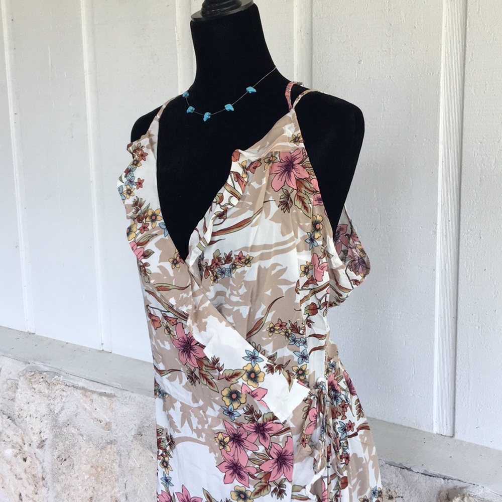Ivory floral Plus size ruffle wrap dress - Picture 5 of 8